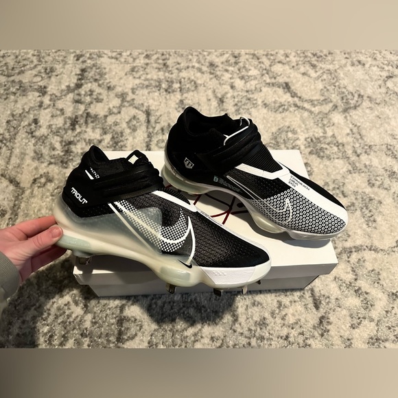 Nike men’s size 10.5 baseball cleats. Nike Force Zoom Trout 7. White & black. - Picture 3 of 7